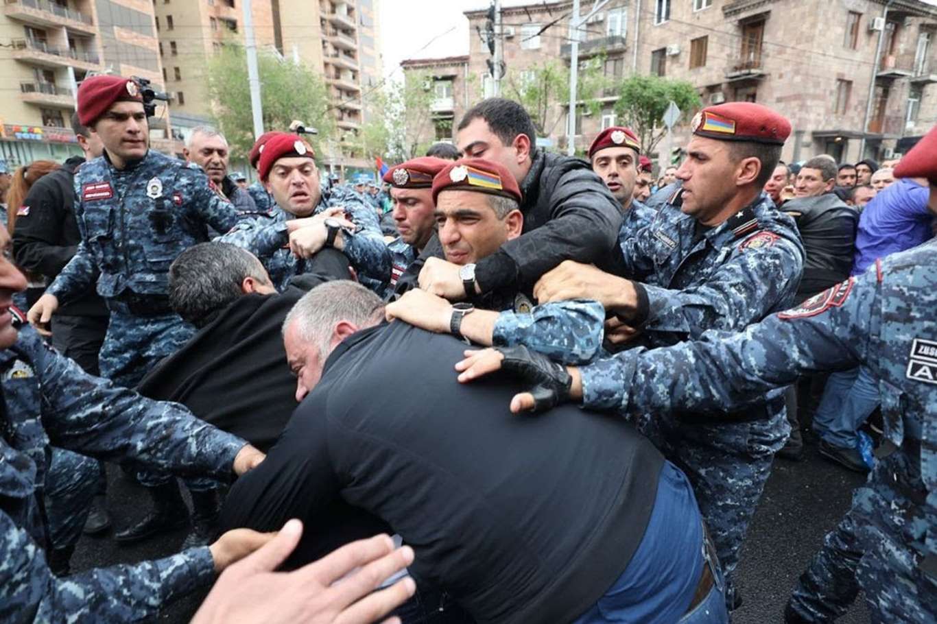 Ermenistan'daki protestolarda 60 kişi yaralandı Ermenistan'daki protestolarda 60 kişi yaralandı